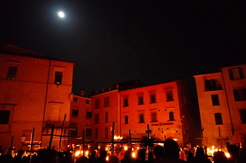 Orte La Suggestiva Processione Del Cristo Morto Racchiude Otto Secoli